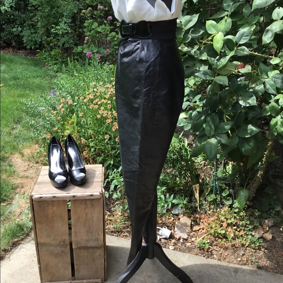 Sexy pair of high waisted leather pants - Picture 3 of 9